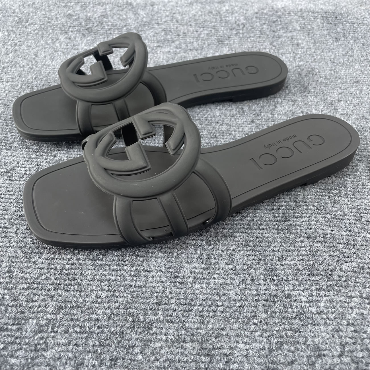 Gucci Interlocking G Flat Bottom Rubber Slipper (13) - www.newkick.vip